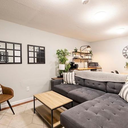 Adorable 2-Bedroom Modern Basement DEN Екстериор снимка