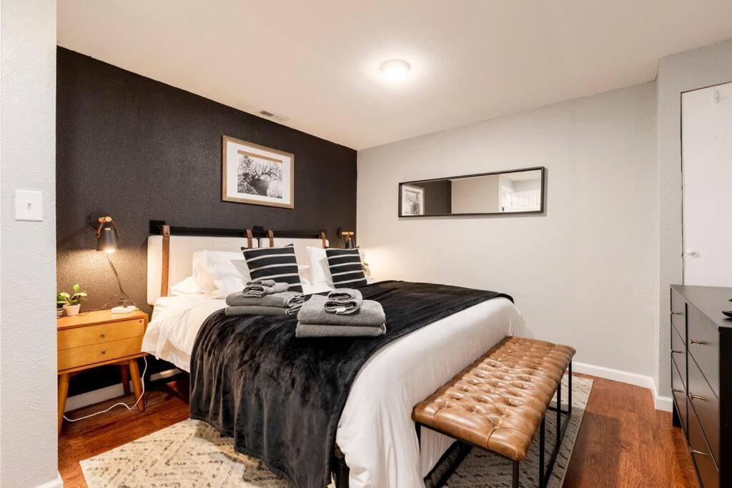 Adorable 2-Bedroom Modern Basement DEN Екстериор снимка