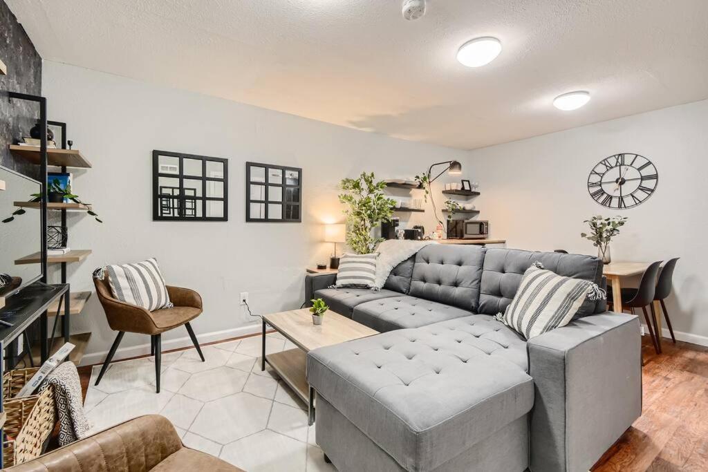 Adorable 2-Bedroom Modern Basement DEN Екстериор снимка