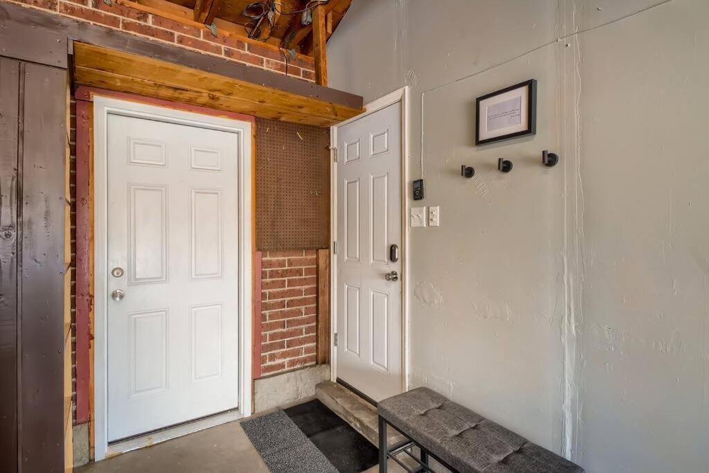 Adorable 2-Bedroom Modern Basement DEN Екстериор снимка