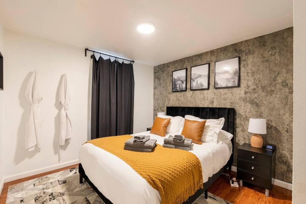 Adorable 2-Bedroom Modern Basement DEN Екстериор снимка
