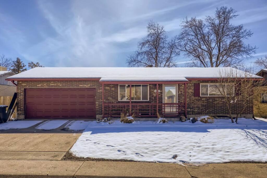Adorable 2-Bedroom Modern Basement DEN Екстериор снимка
