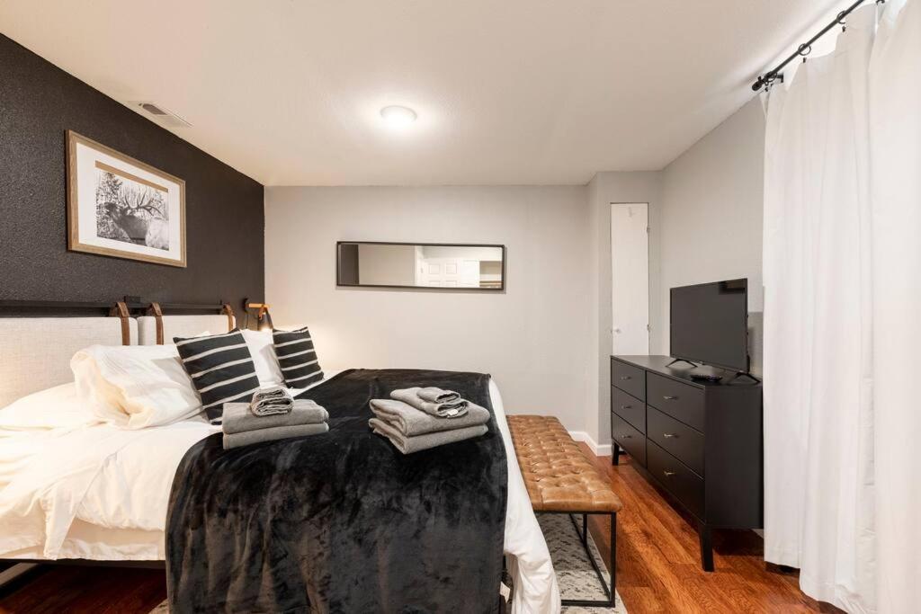 Adorable 2-Bedroom Modern Basement DEN Екстериор снимка