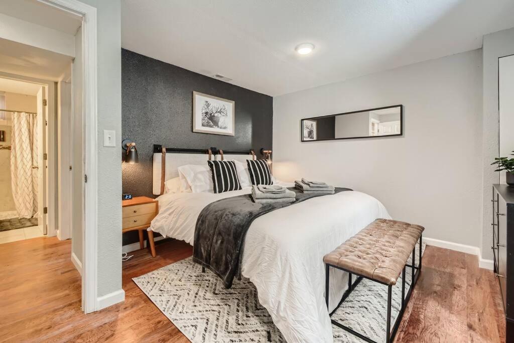 Adorable 2-Bedroom Modern Basement DEN Екстериор снимка