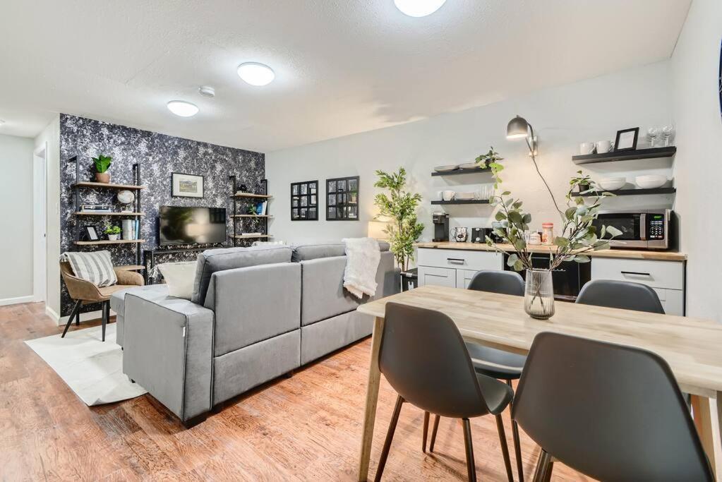 Adorable 2-Bedroom Modern Basement DEN Екстериор снимка