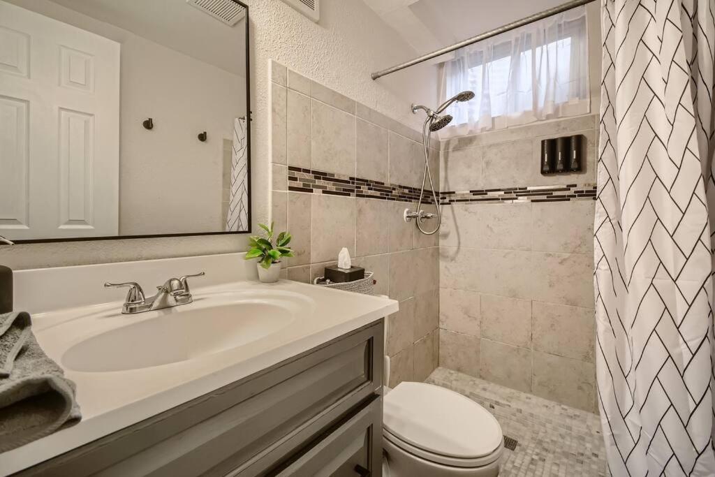 Adorable 2-Bedroom Modern Basement DEN Екстериор снимка