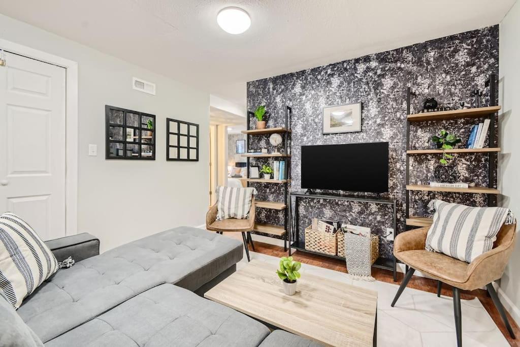 Adorable 2-Bedroom Modern Basement DEN Екстериор снимка