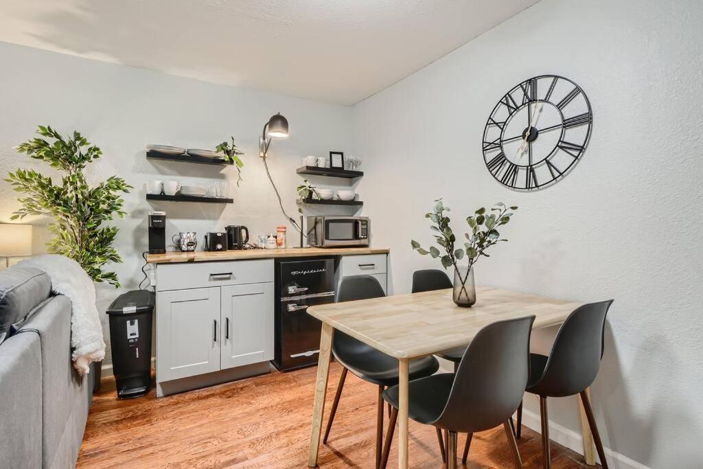 Adorable 2-Bedroom Modern Basement DEN Екстериор снимка