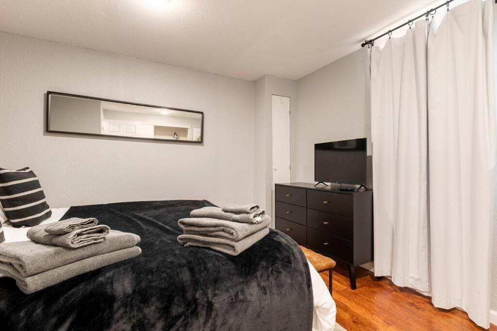 Adorable 2-Bedroom Modern Basement DEN Екстериор снимка