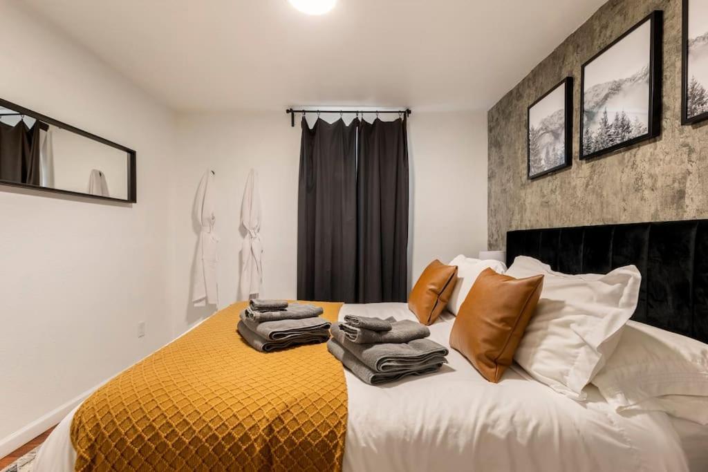 Adorable 2-Bedroom Modern Basement DEN Екстериор снимка